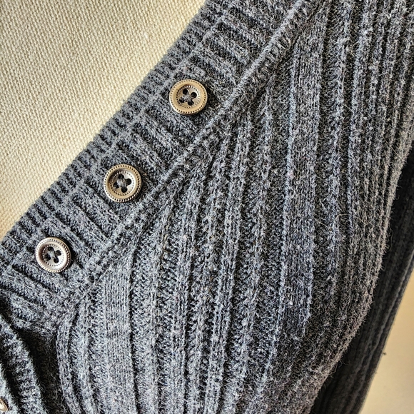 Sonoma knit sweater. Size Medium. Long-sleeved v-neck. - Picture 4 of 12